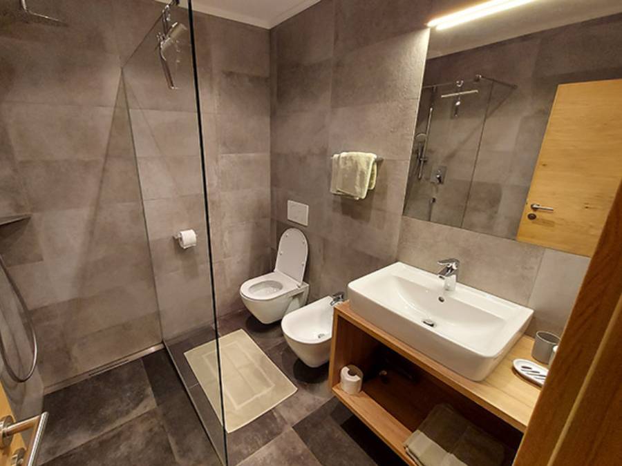 Steinbadezimmer mit Dusche, WC und Waschbecken - Kiebacher Wahlen