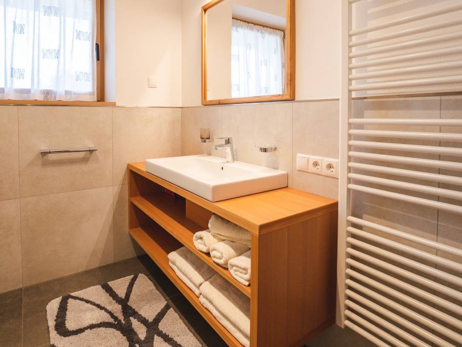 Bad mit Waschbecken und Wandheizung - Kiebacher Wahlen