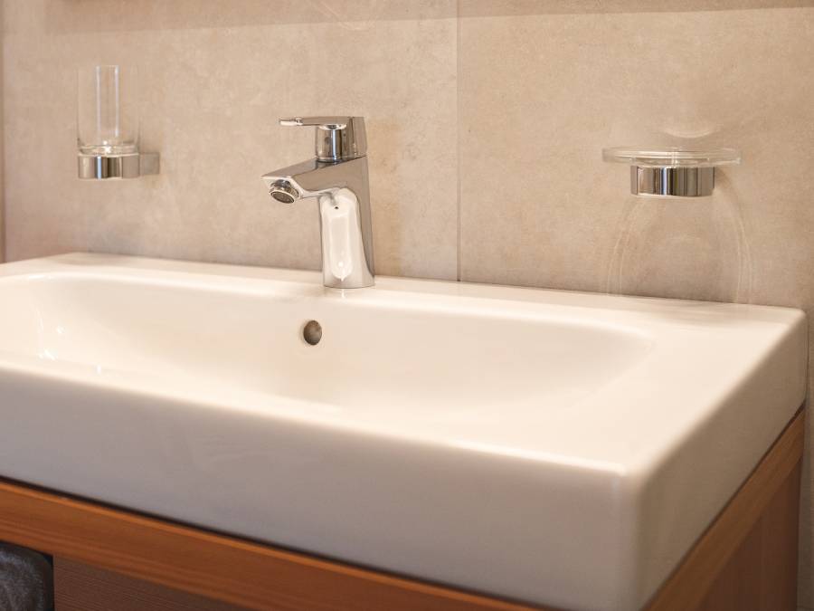 Klassisches Waschbecken mit Glashalter und Seifenschale - Kiebacher Wahlen