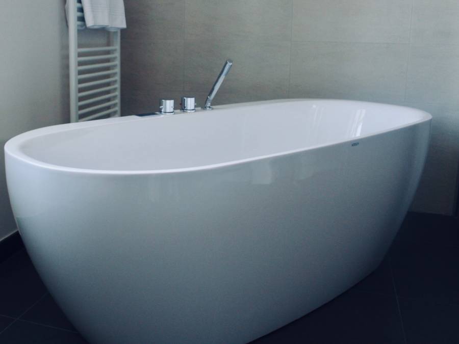 Weiße, freistehende Badewanne - Kiebacher Wahlen