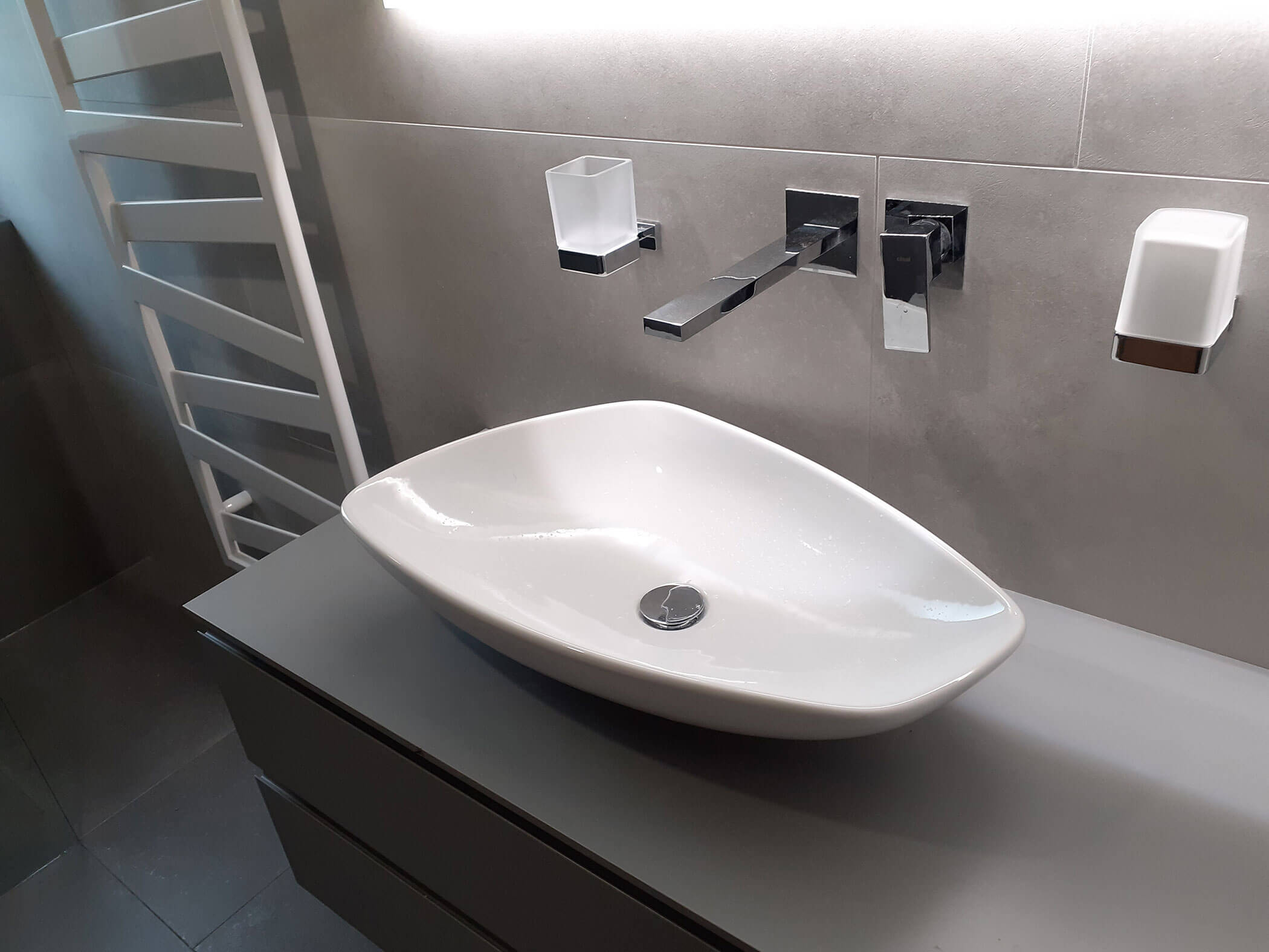 Modernes Waschbecken auf dunklem Schrank - Kiebacher Wahlen