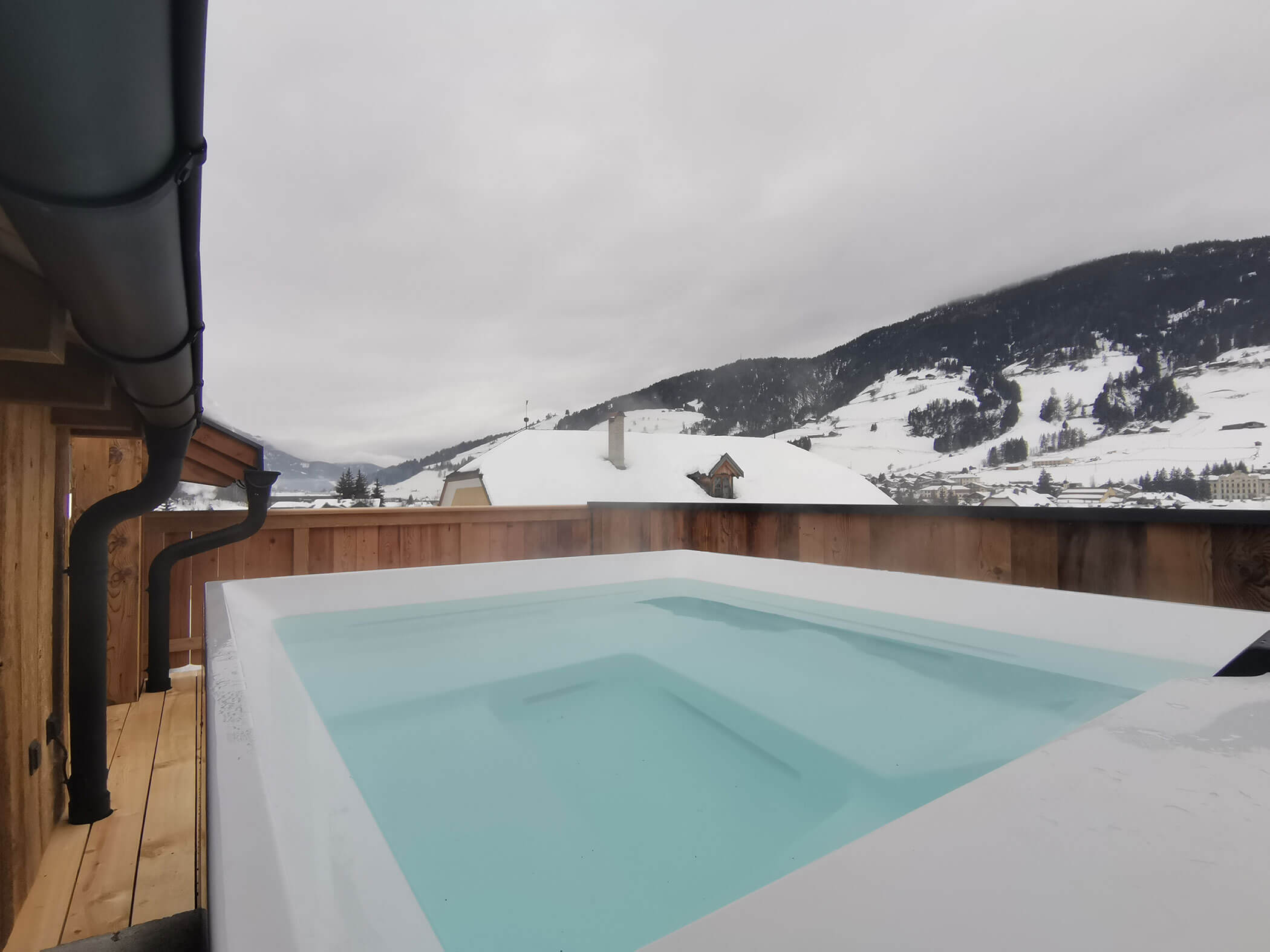 Im Winter beheizter Whirlpool auf dem Balkon - Kiebacher Wahlen