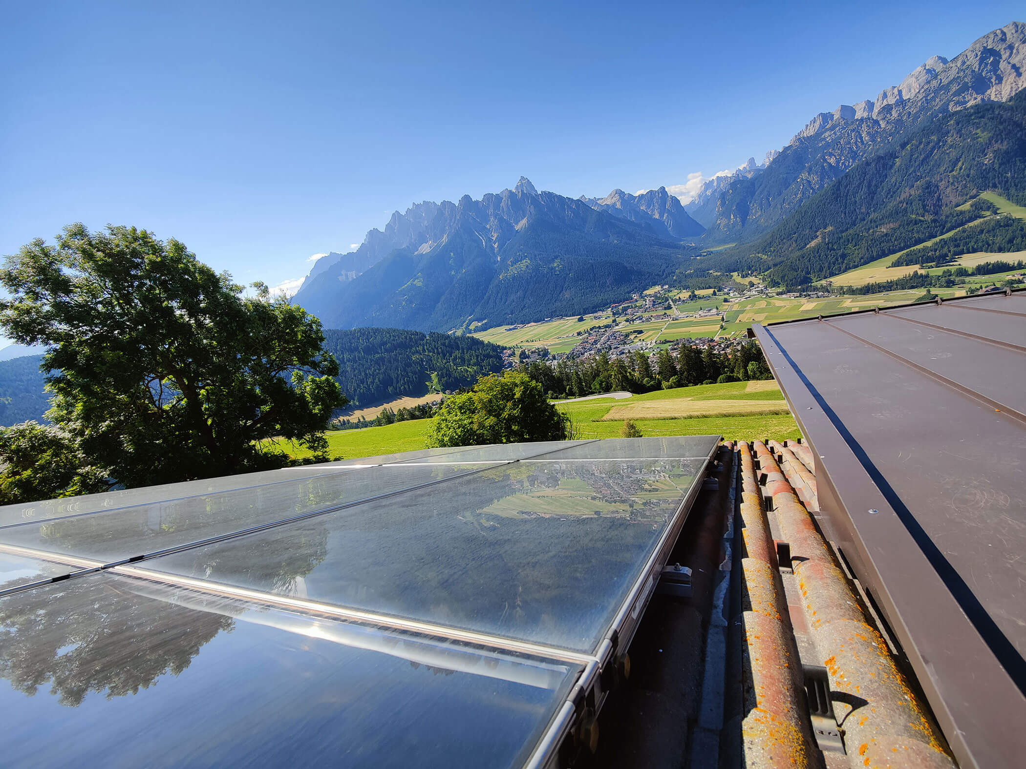 Solaranlage im Vordergrund, Berge im Hintergrund - Kiebacher Wahlen