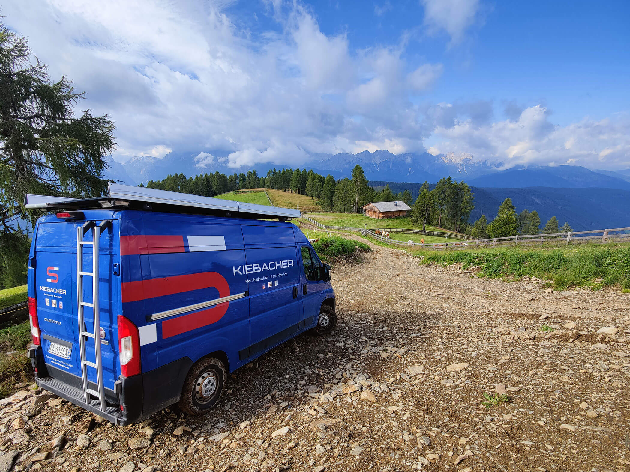 Firmenauto vom Kiebacher auf einer Bergstraße