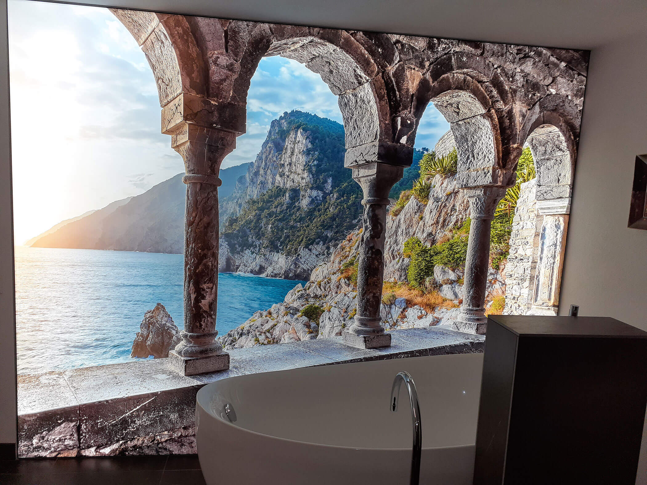 Vasca da bagno freestanding con vista su un quadro con vista mare - Kiebacher Wahlen