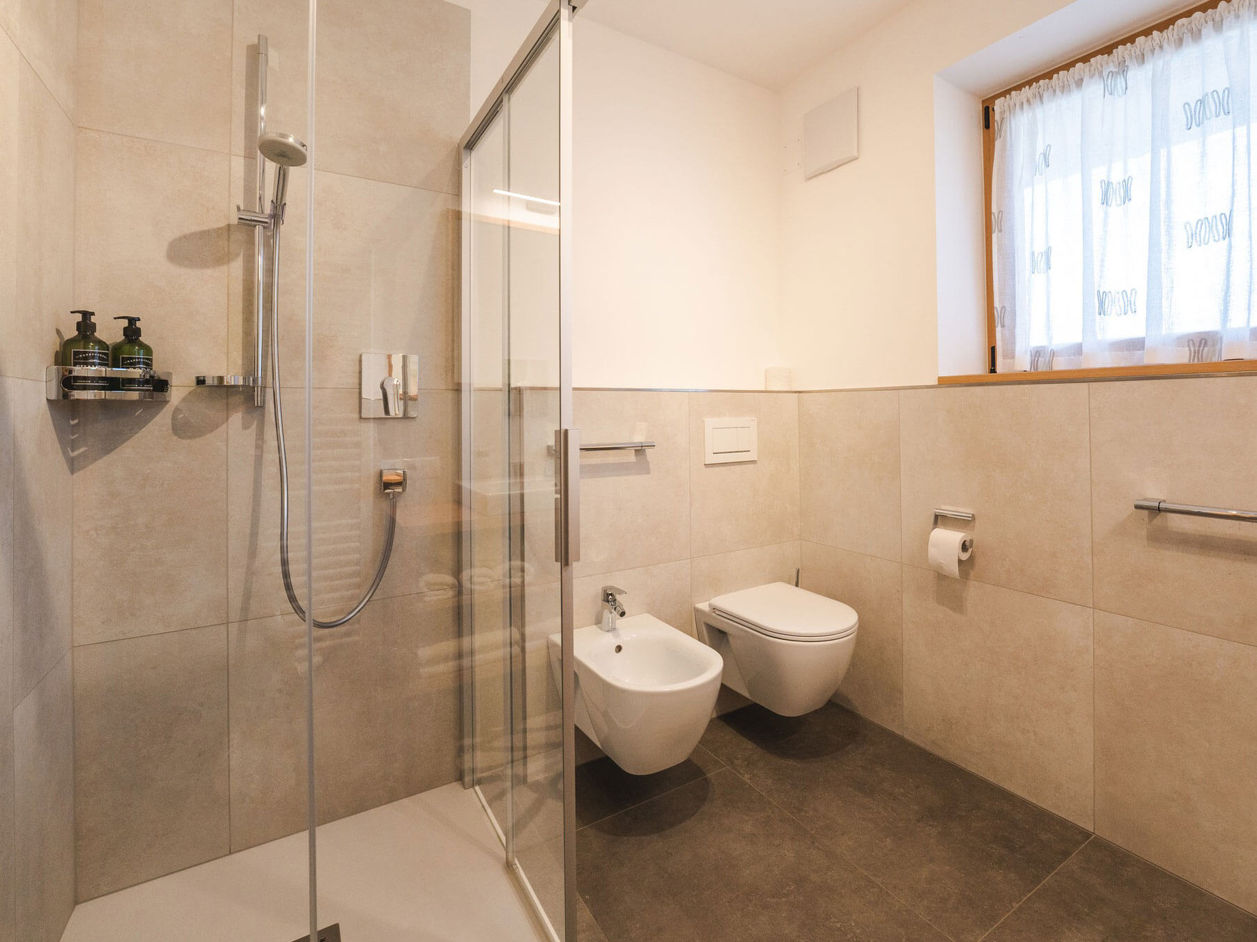 Bagno luminoso con doccia e WC - Kiebacher Wahlen