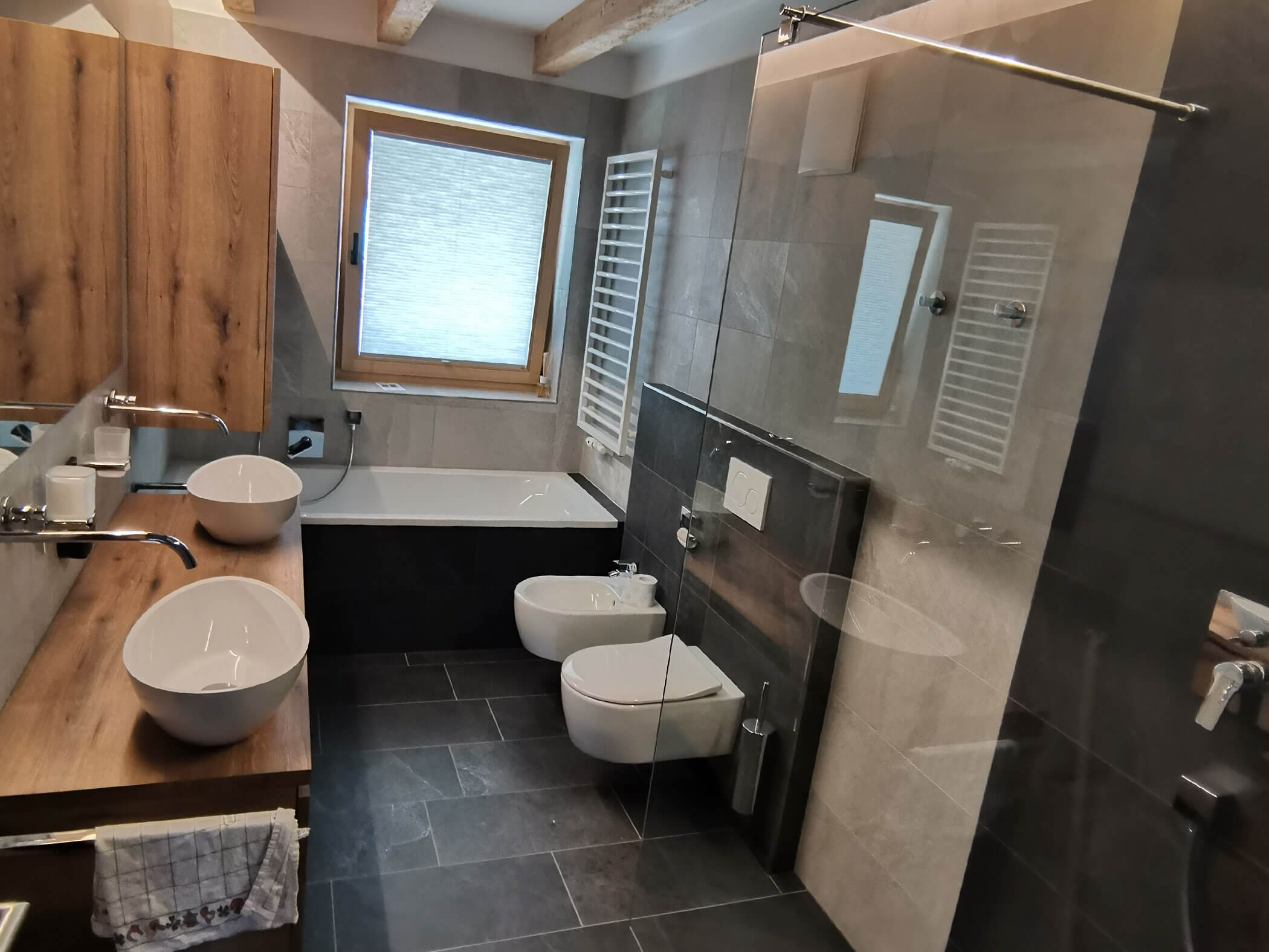 Bagno appena rinnovato con WC, vasca, vetro doccia e piatto doccia - Kiebacher Wahlen