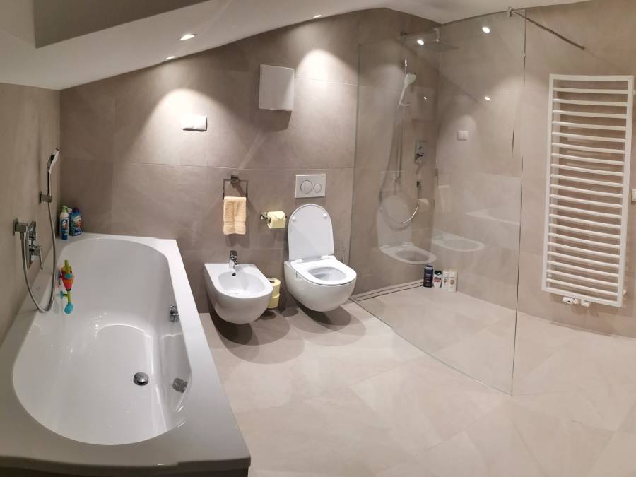 Helles Bad mit Wanne, Dusche und WC - Kiebacher Wahlen