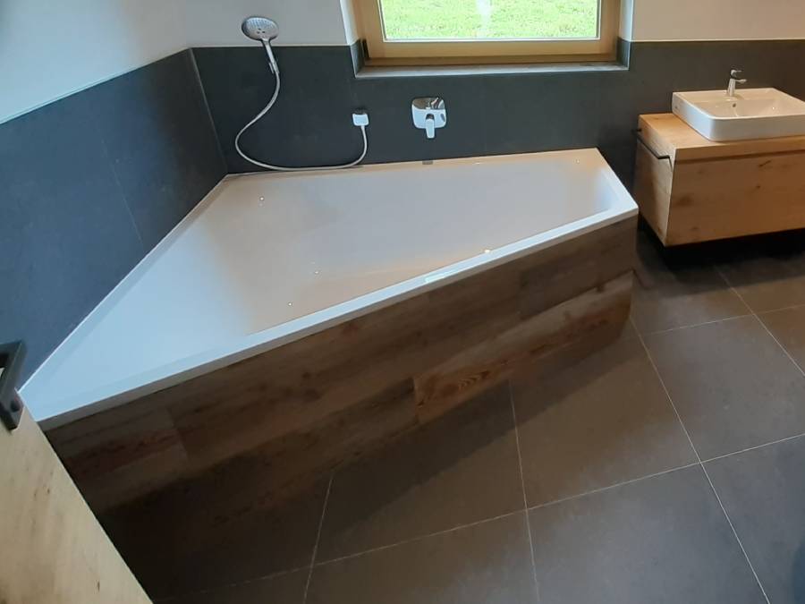 Badewanne mit Holzrahmen - Kiebacher Wahlen