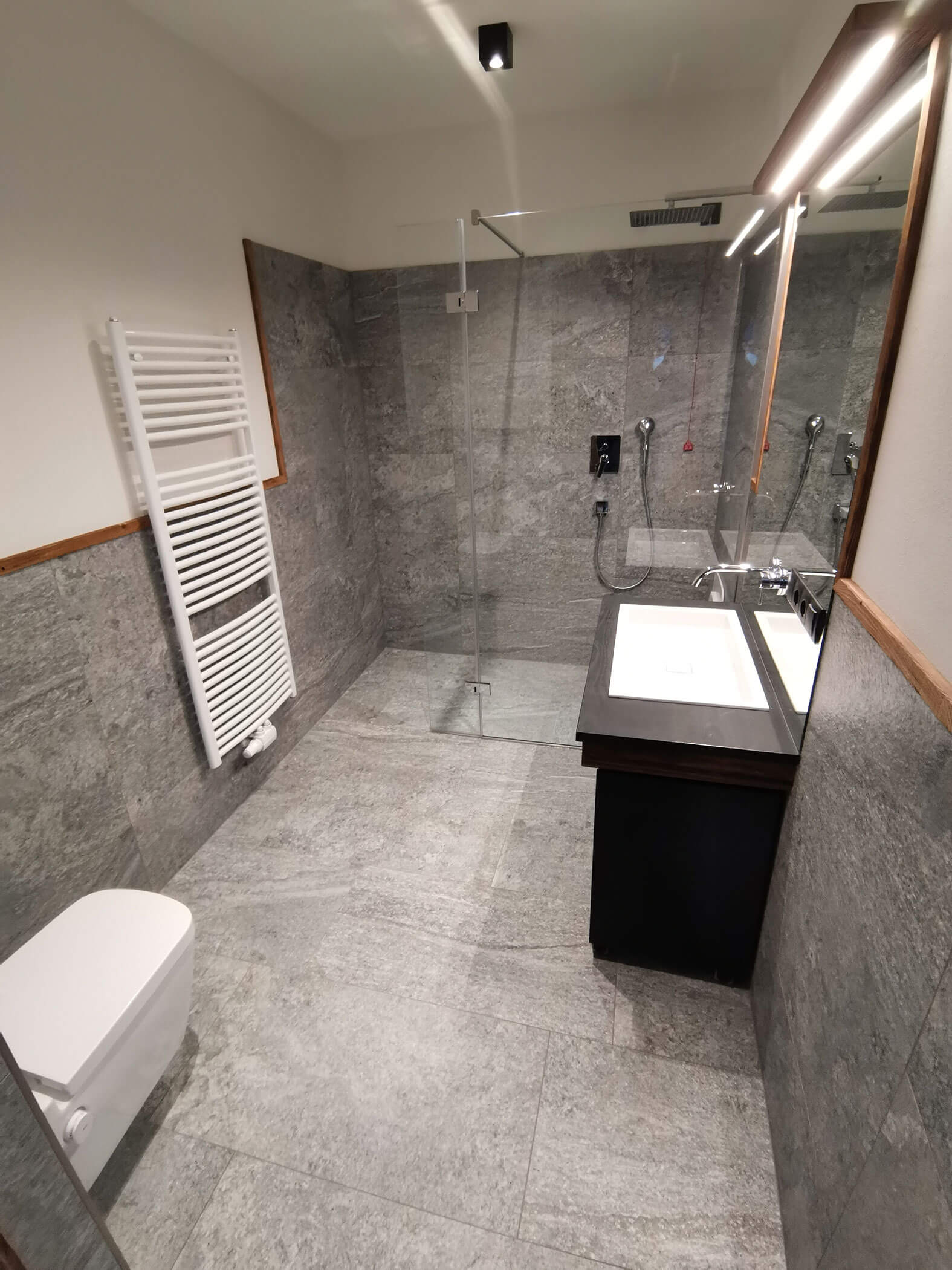Bagno con doccia a pioggia, parete in vetro, lavabo, WC e grande specchio - Kiebacher Wahlen