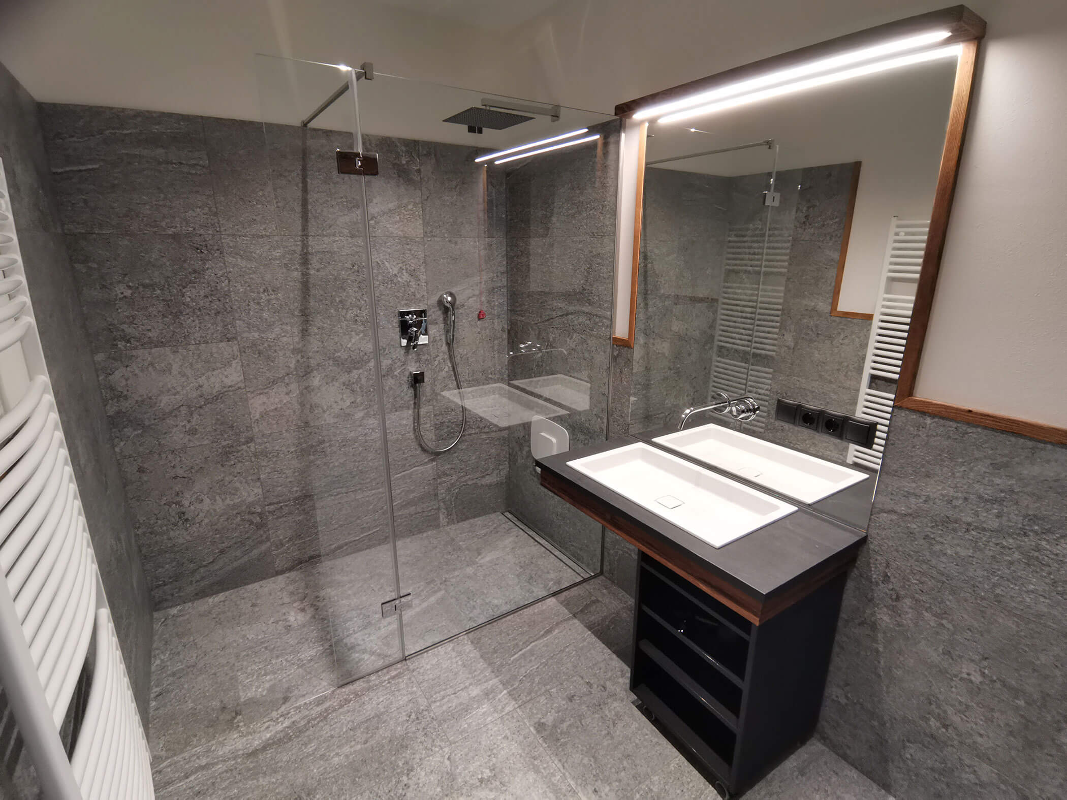 Bad mit Regendusche, Glaswand, Waschbecken und großem Spiegel - Kiebacher Wahlen