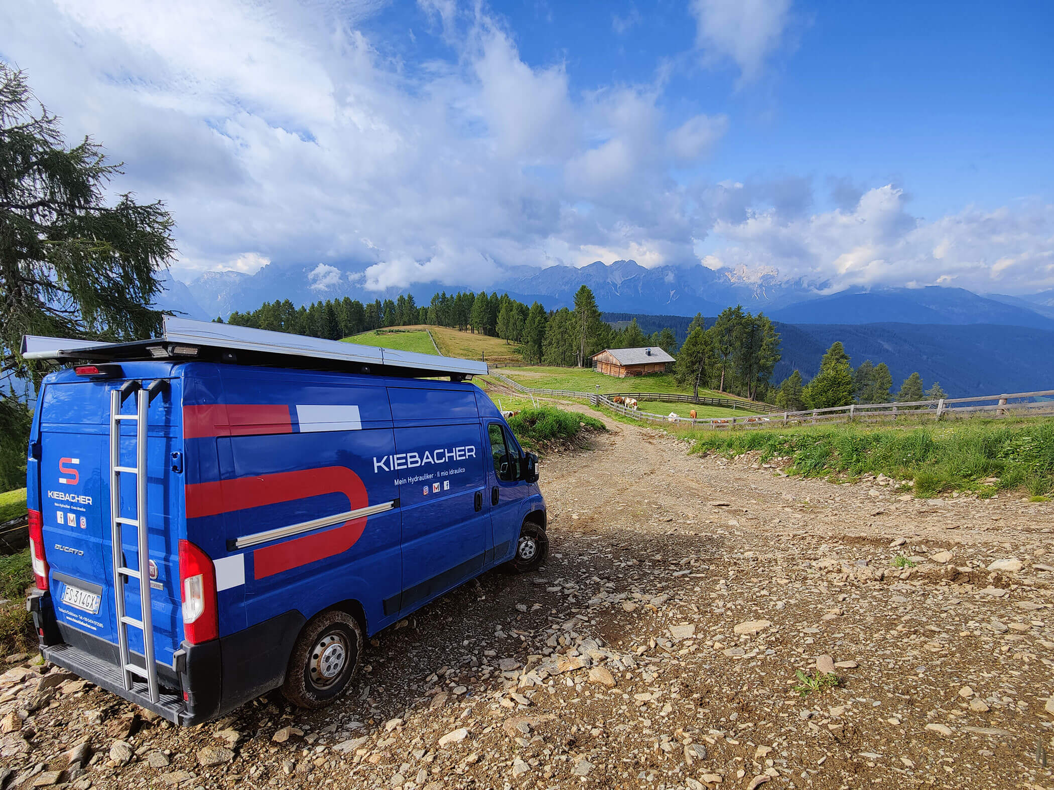 Firmenauto vom Kiebacher auf einer Bergstraße